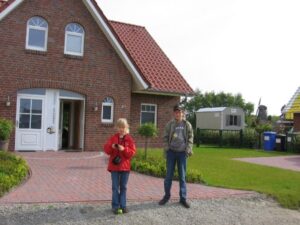 Christina und Stefan vor dem Haus.