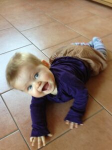 Lina krabbelt auf dem Boden