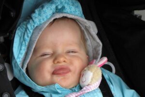 Lina zieht eine Schnute