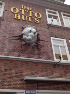 Das Otto Huus von außen mit dem Elefant, der durch die Wand bricht