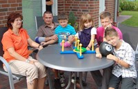 Die ganze Familie am Tisch