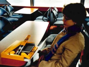 Alexandra mit der Fan-Kiste