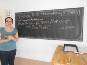 Sarah vor einer Tafel im Studio