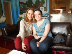Sarah mit Schauspielerin Brigitte Antonius