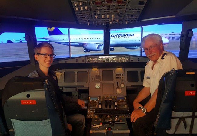 Leo mit Pilot im Flugsimulator