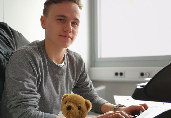 Alexander am Schreibtisch