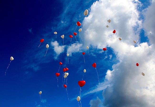 Ballons gehen in den Himmel