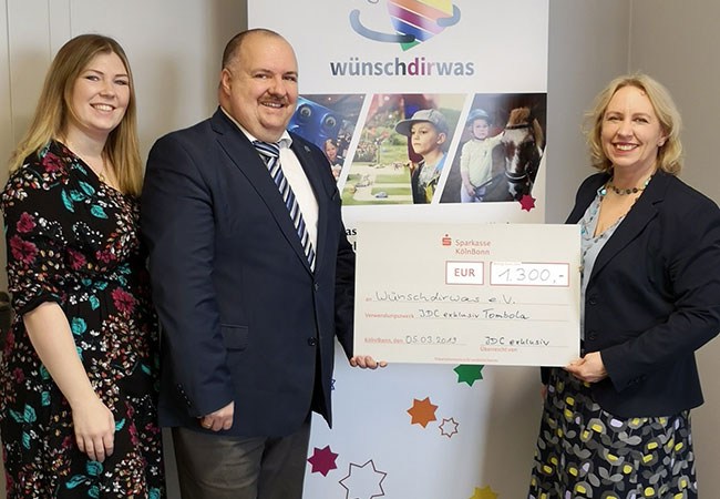 Die Spender mit dem Scheck