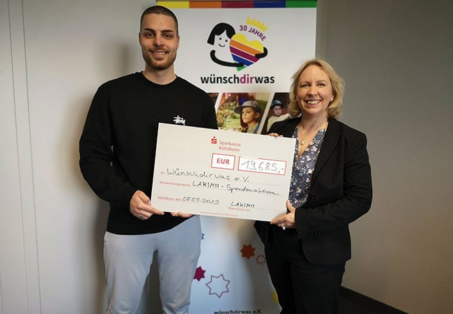 Spender, und Spendenscheck mit Frau Dr. Weiler