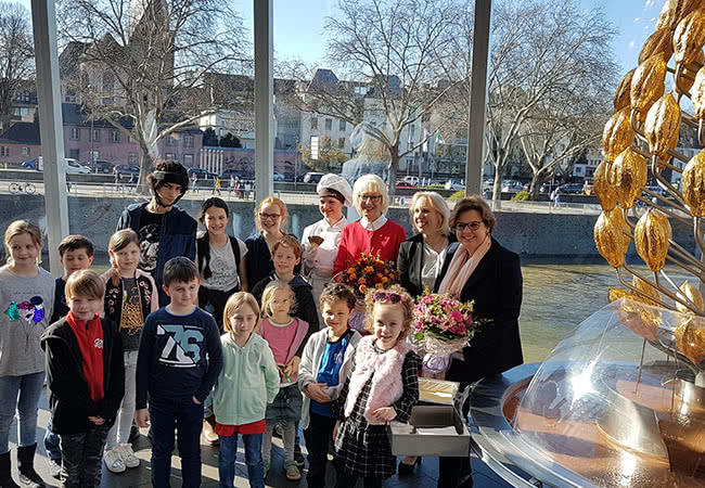 Alle Kinder am Schokobrunnen