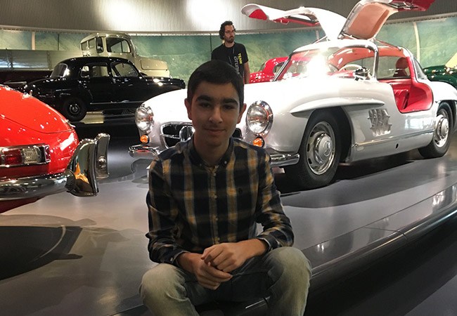 Musheg vor dem Flügeltürer