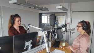 Luna im Studio mit Mikrofon