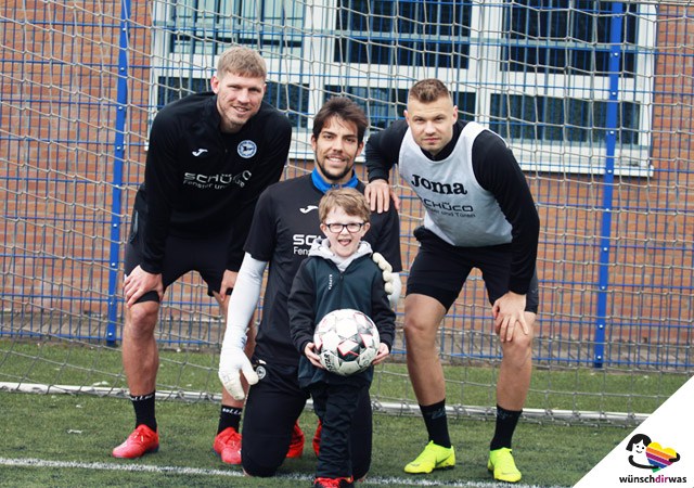 Wunschtraum von Leif erfüllt - Spielertreffen mit Arminia Bielefeld